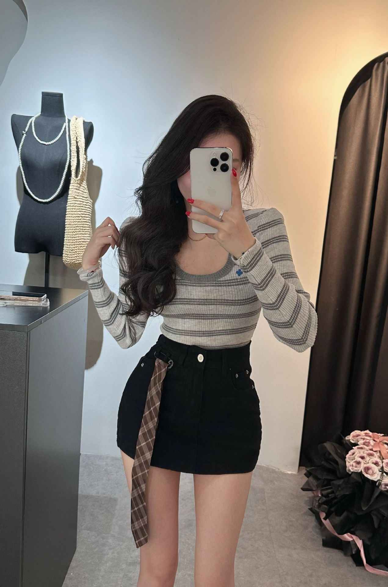 Hip-hugging A- line skirt
