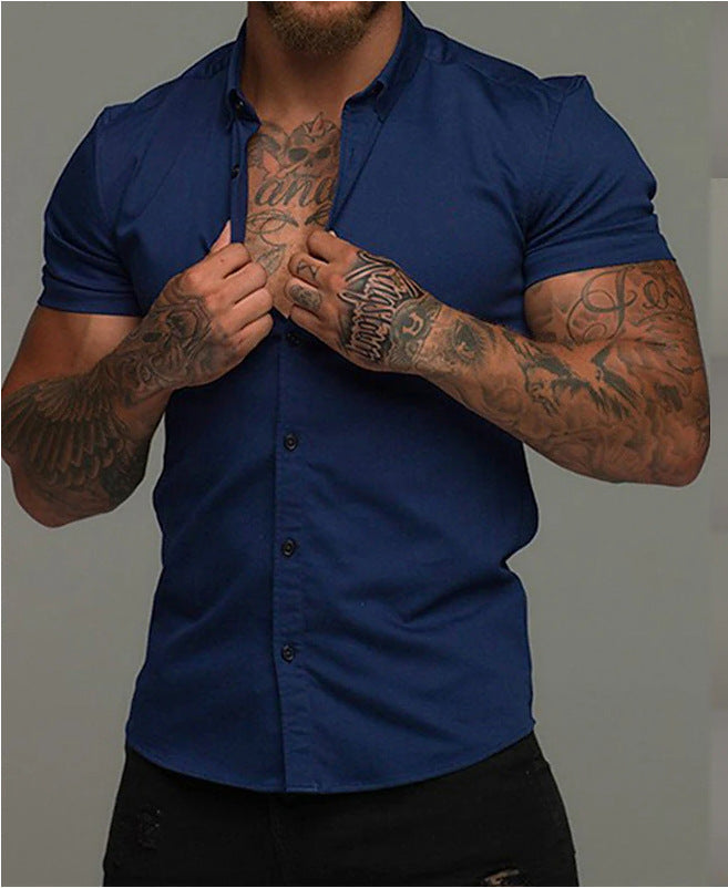 A muscular man in a solid-color lapel short-sleeved shirt Colouronova