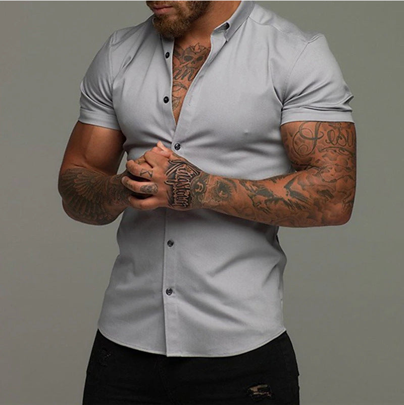 A muscular man in a solid-color lapel short-sleeved shirt Colouronova