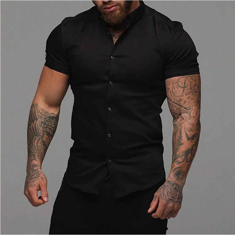 A muscular man in a solid-color lapel short-sleeved shirt Colouronova