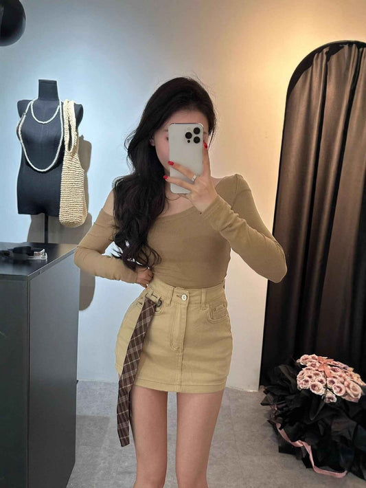 Hip-hugging A- line skirt