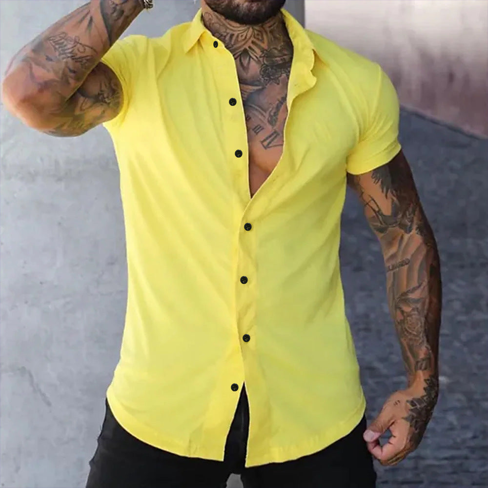 A muscular man in a solid-color lapel short-sleeved shirt Colouronova