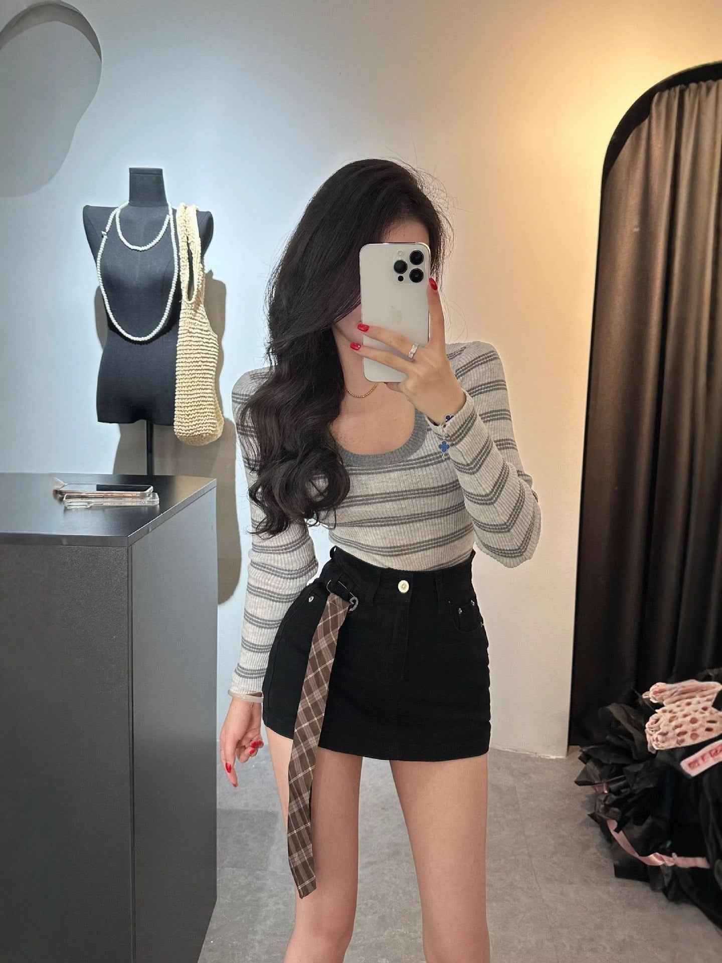 Hip-hugging A- line skirt