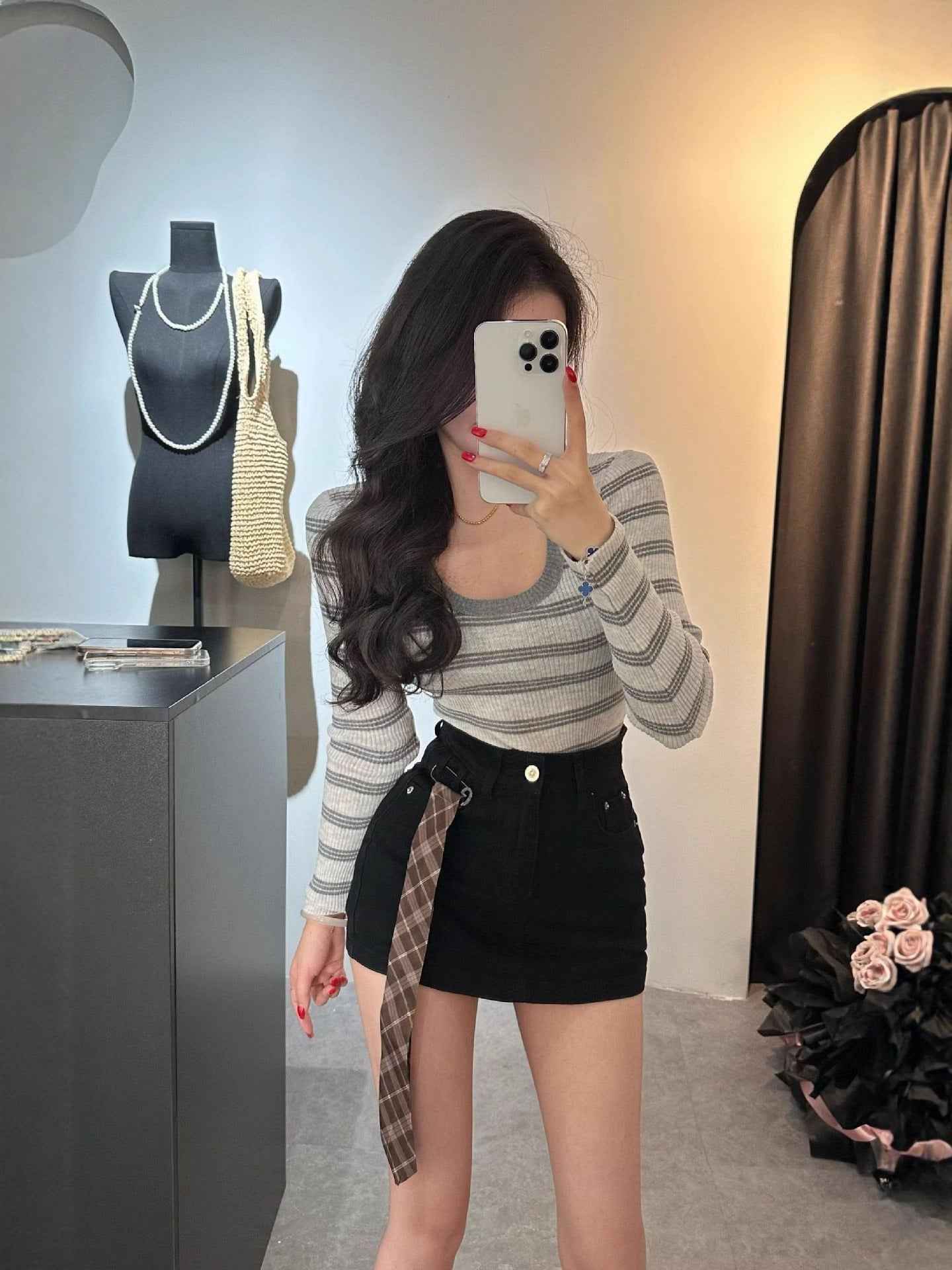 Hip-hugging A- line skirt